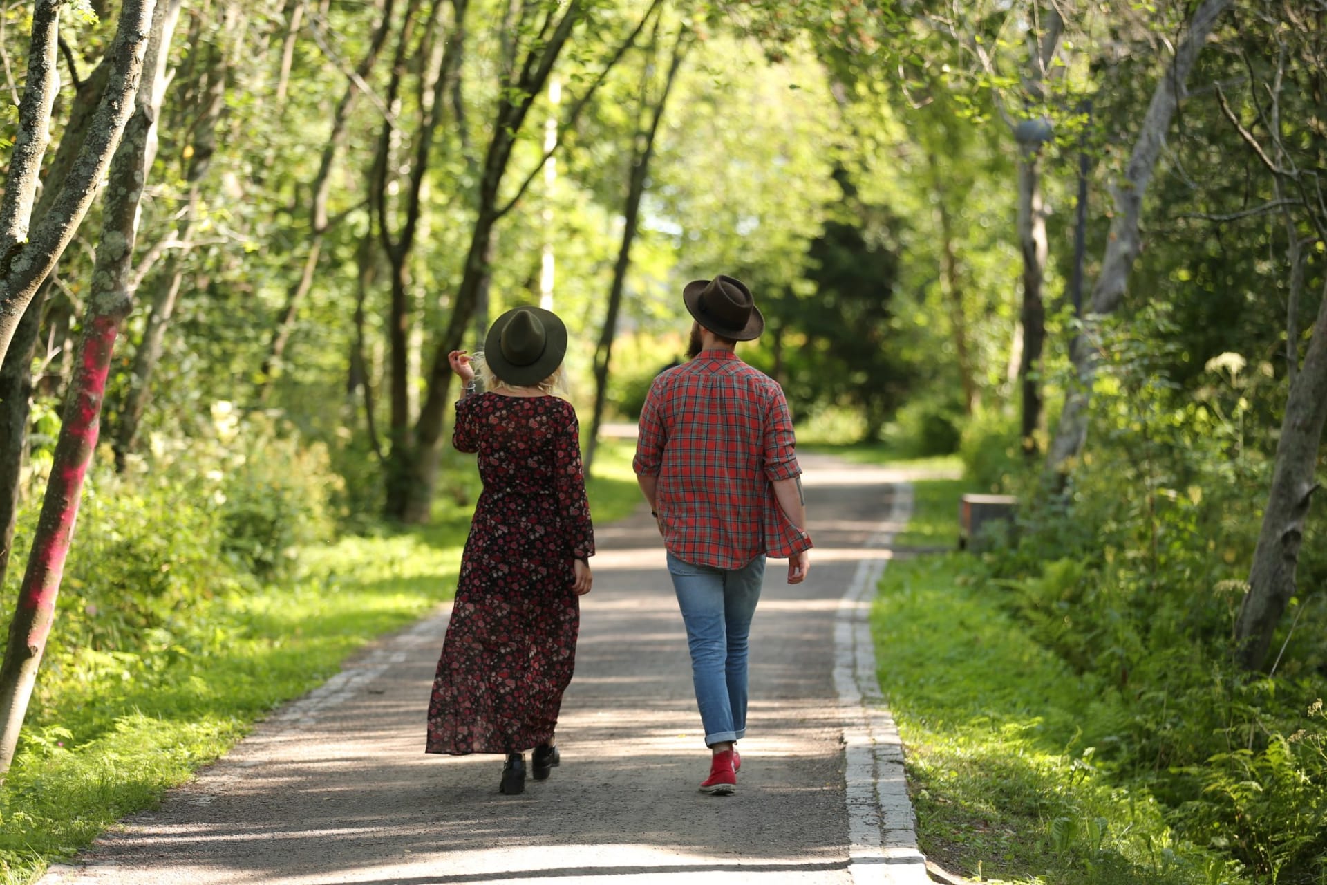 A couple having a walk in Hupisaaret city park.