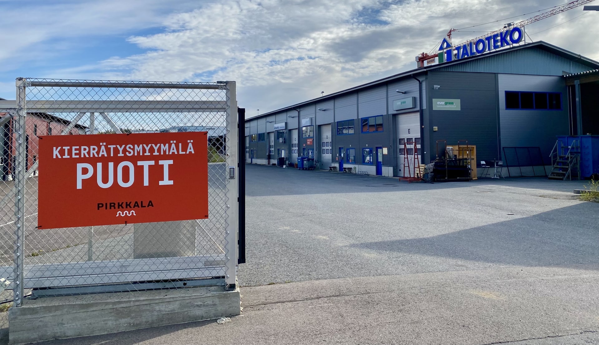 Kierrätysmyymälän portti, jossa opaste