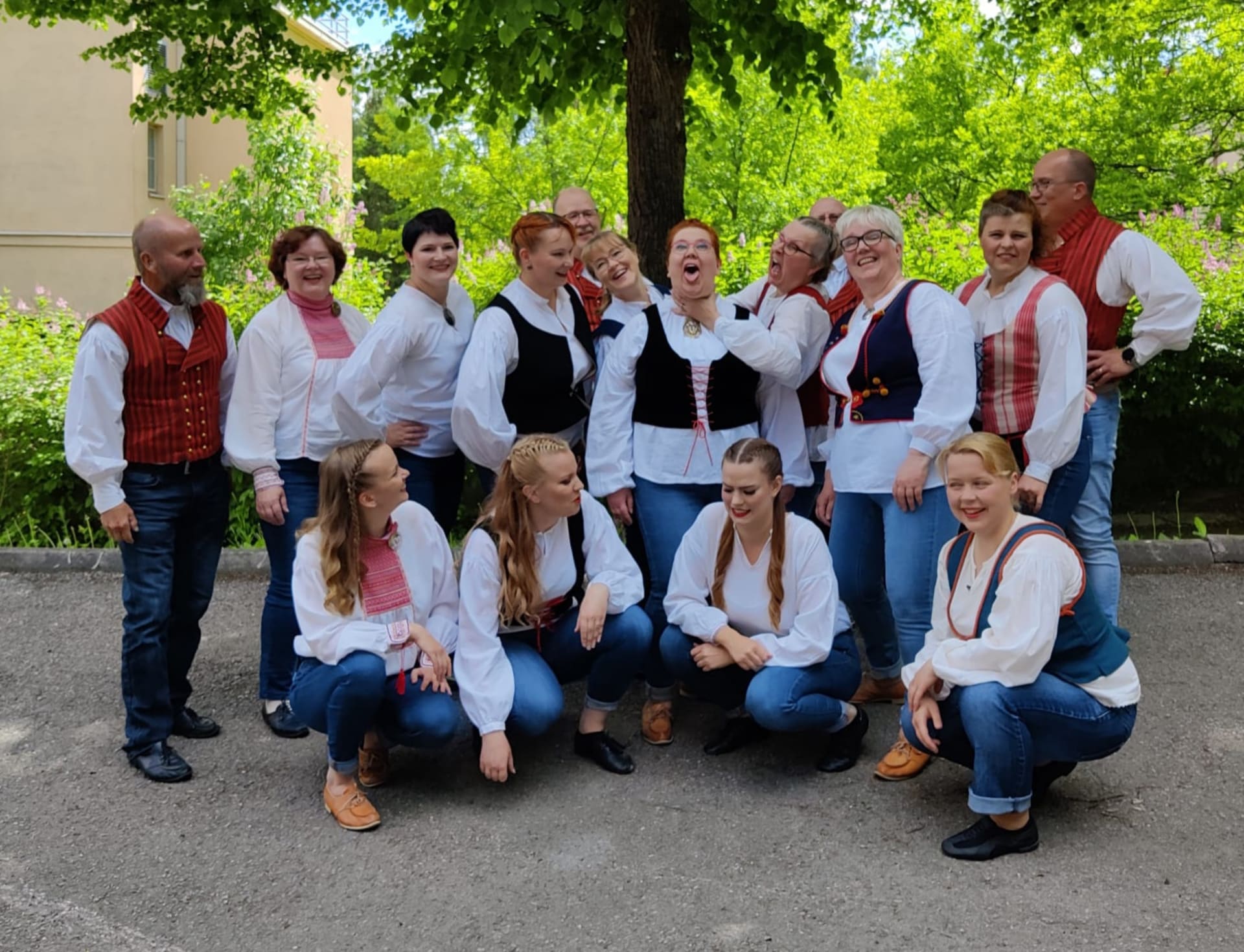 Kansantanssiryhmä Sarastus ryhmäkuvassa