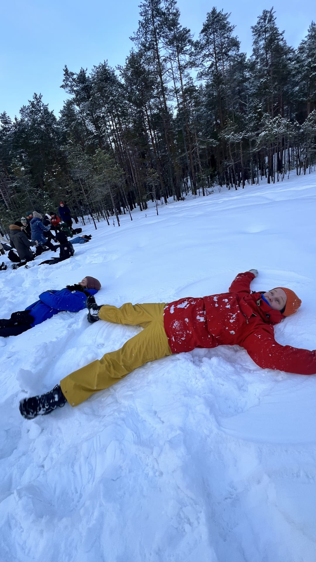 Lumienkelien tekoa Nuuksiossa