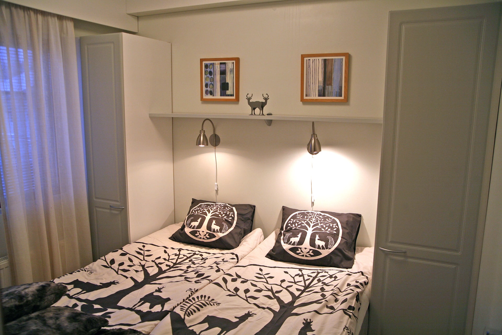 Bed room in an apartment of 2 bed rooms