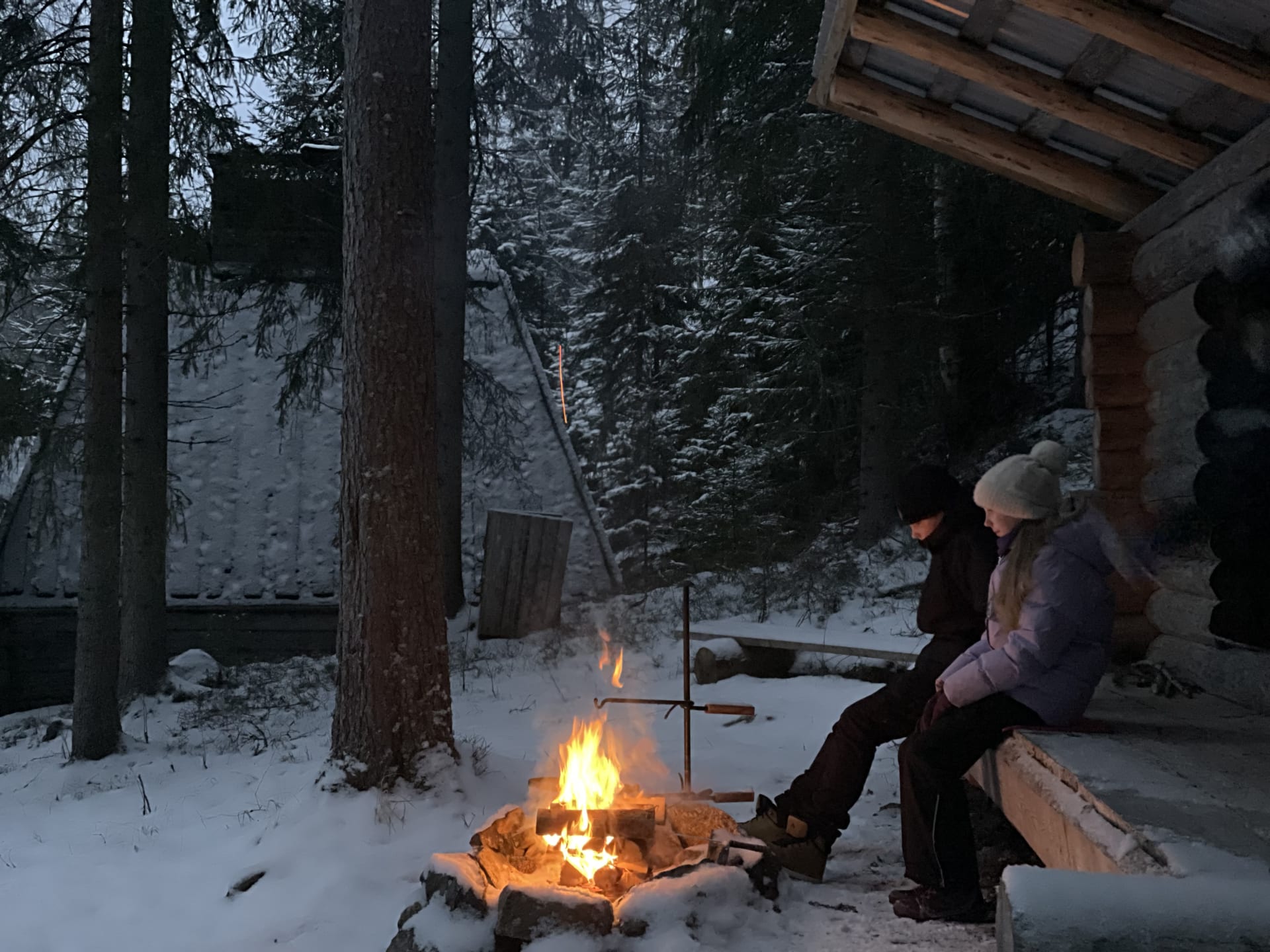 Talvinen hetki laavulla.