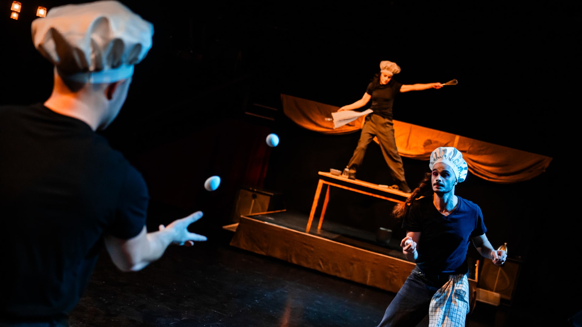 Kokit jonglööraavat kananmunilla. Kokit jonglööraavat kananmunilla.