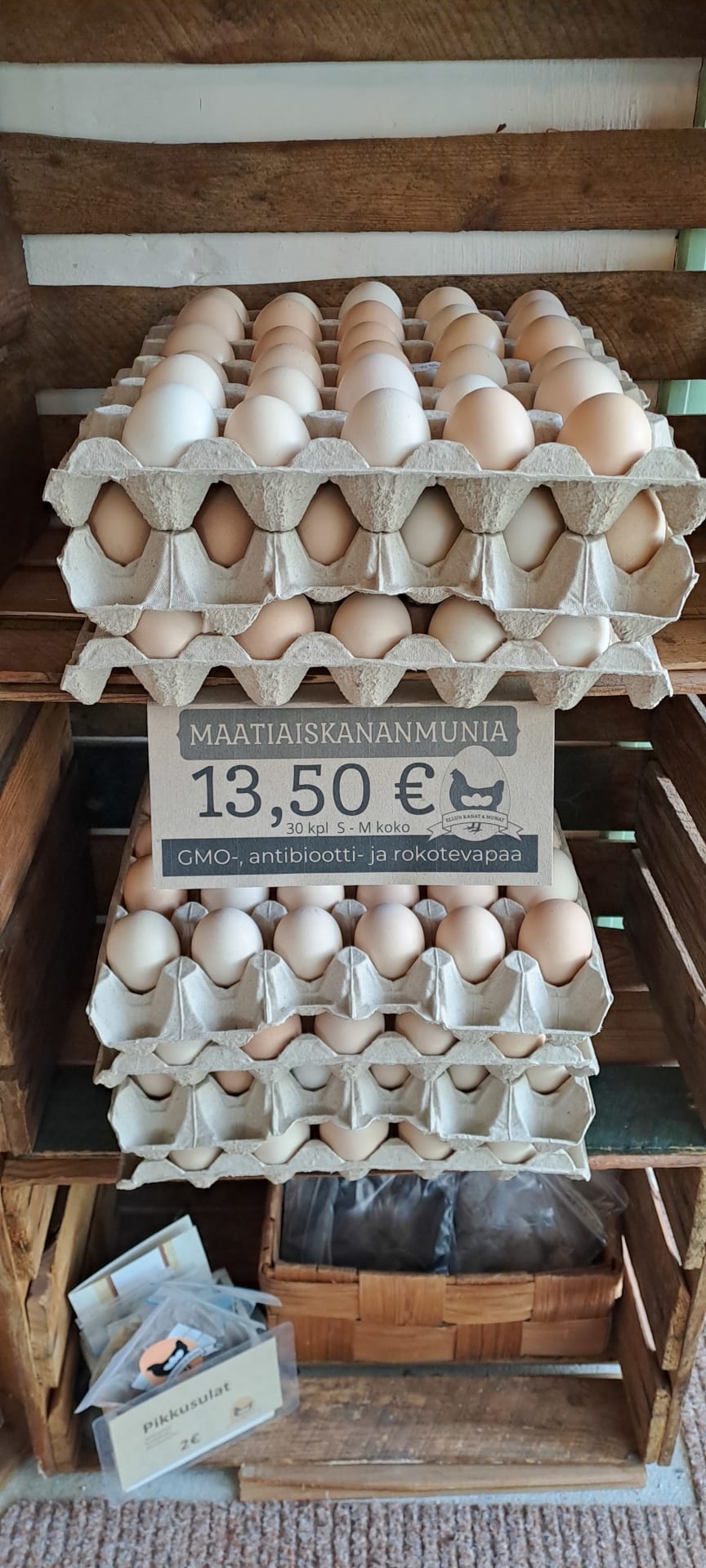 Ägghylla fylld med läckra ägg.