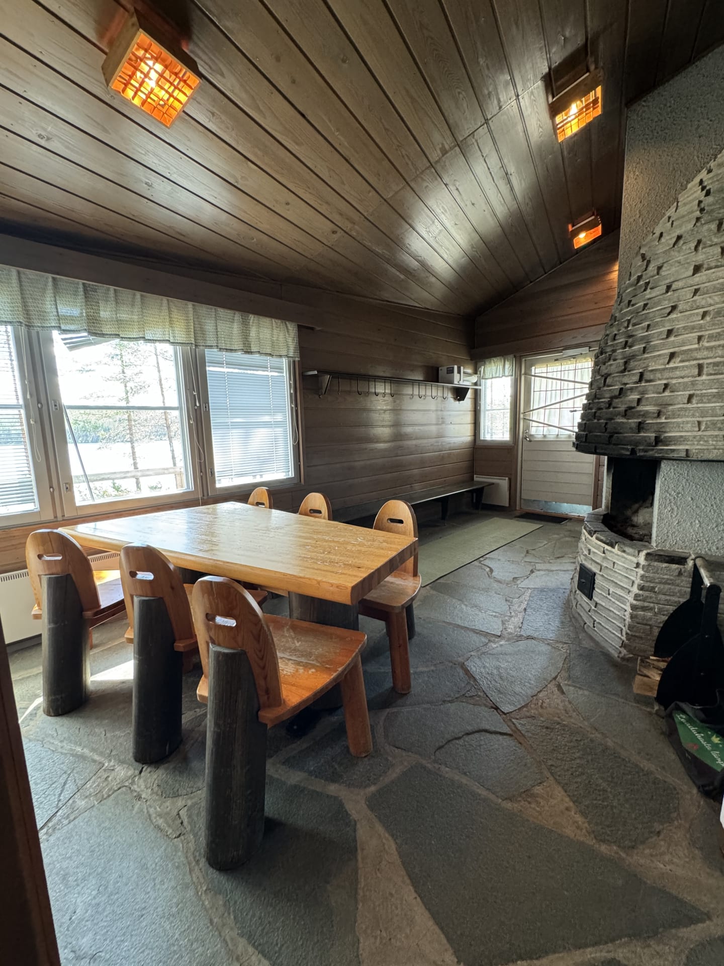 Hossan vuokrattavan rantasaunan oleskelutila