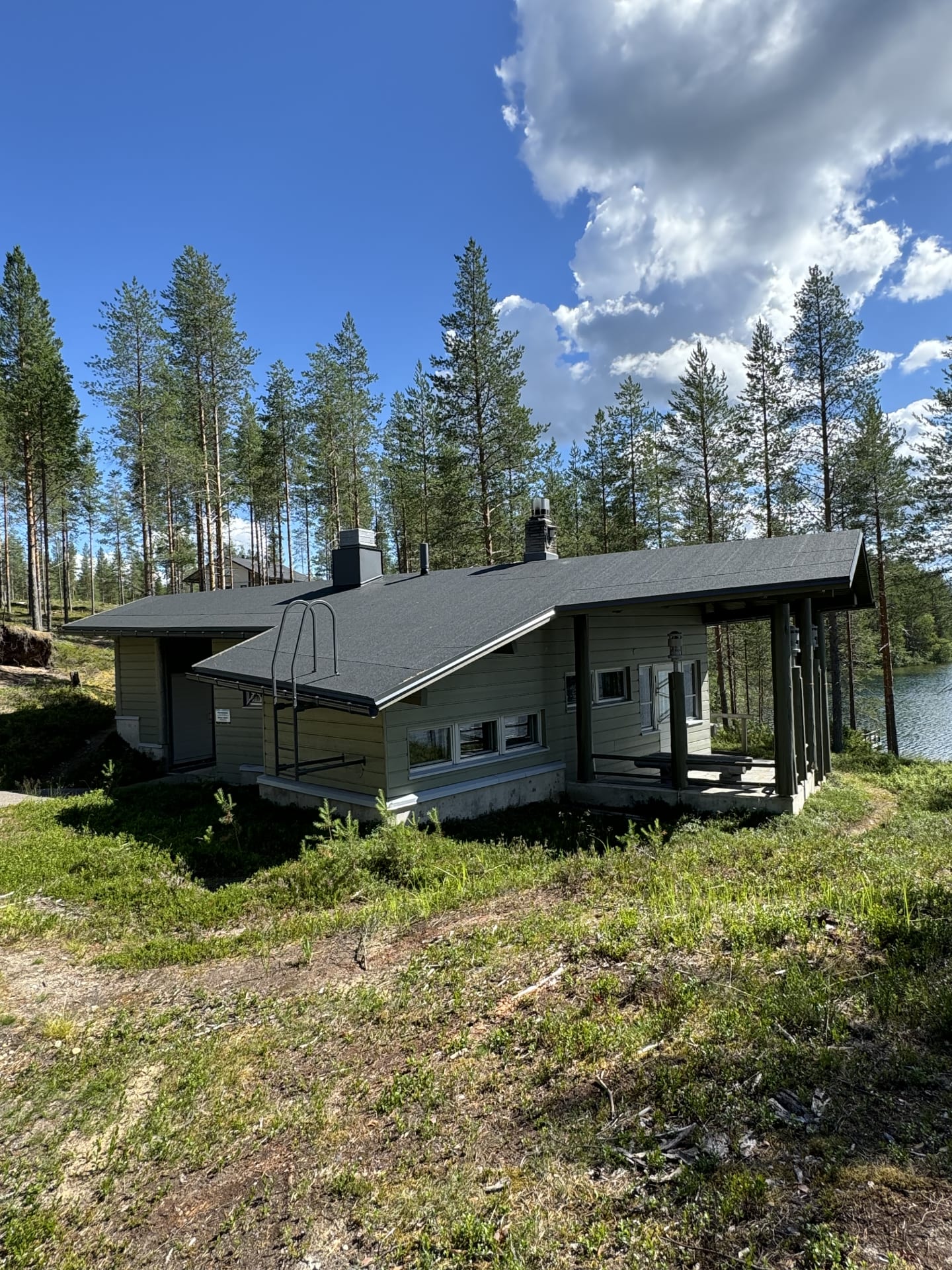 Vuokrattava rantasauna Hossassa, järven rannalla