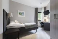 Yhden hengen huone leveällä vuoteella