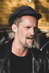 Kesäteatteria Kahvila Sahan teatterikesässä.