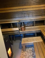 Juhlakeskuksen puulämmitteisessä saunassa nautin lempeistä löylyistä ja ukoa löytyy rentouttava palju.