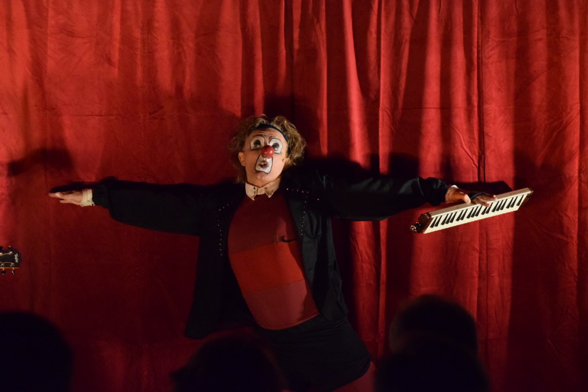 In the gallery you can enjoy theater, music and comedy during the summer.