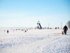 Nallikari beach in winter attracts visitors.