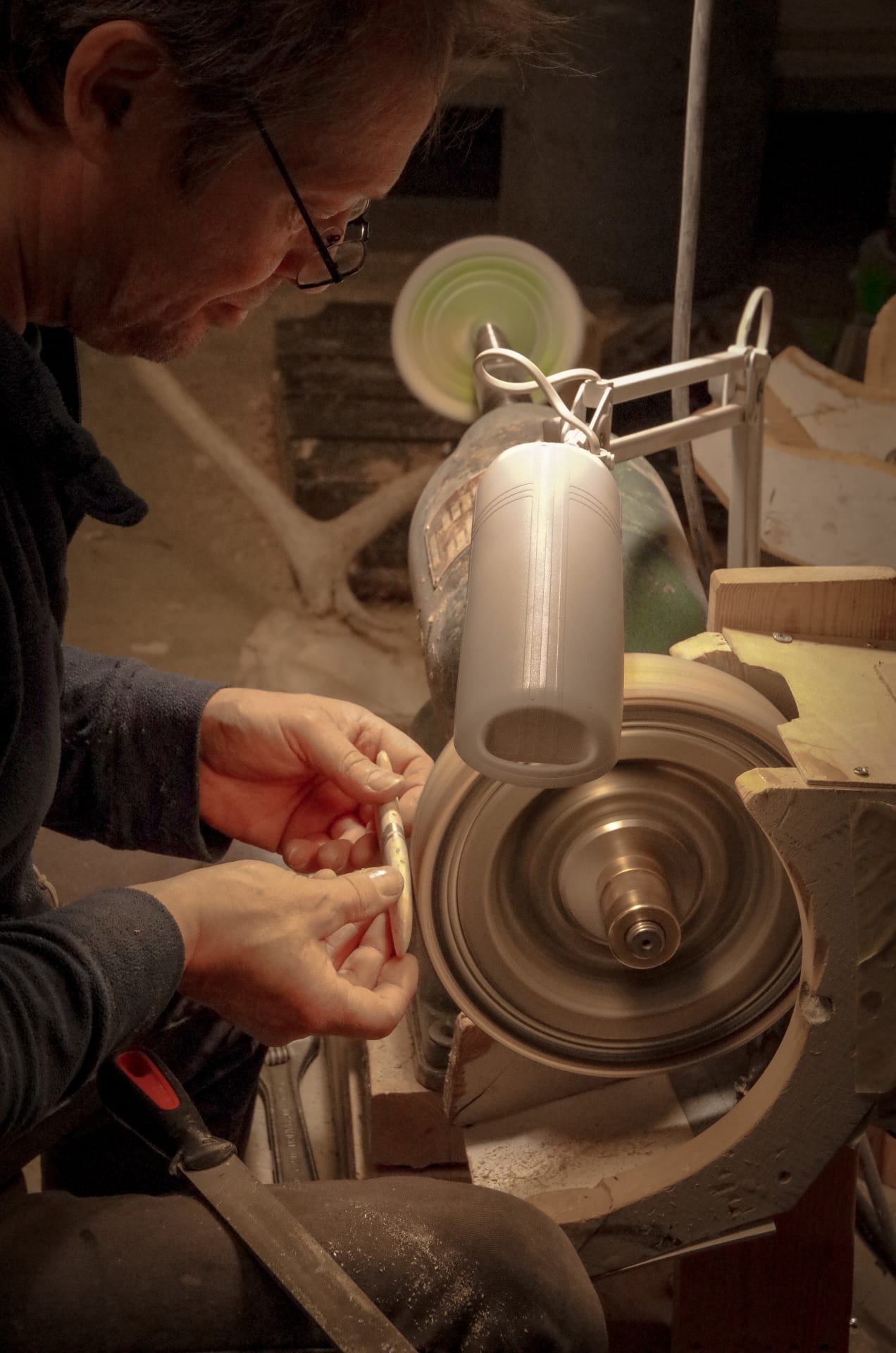 Jouko making a LAURI pocket knife.