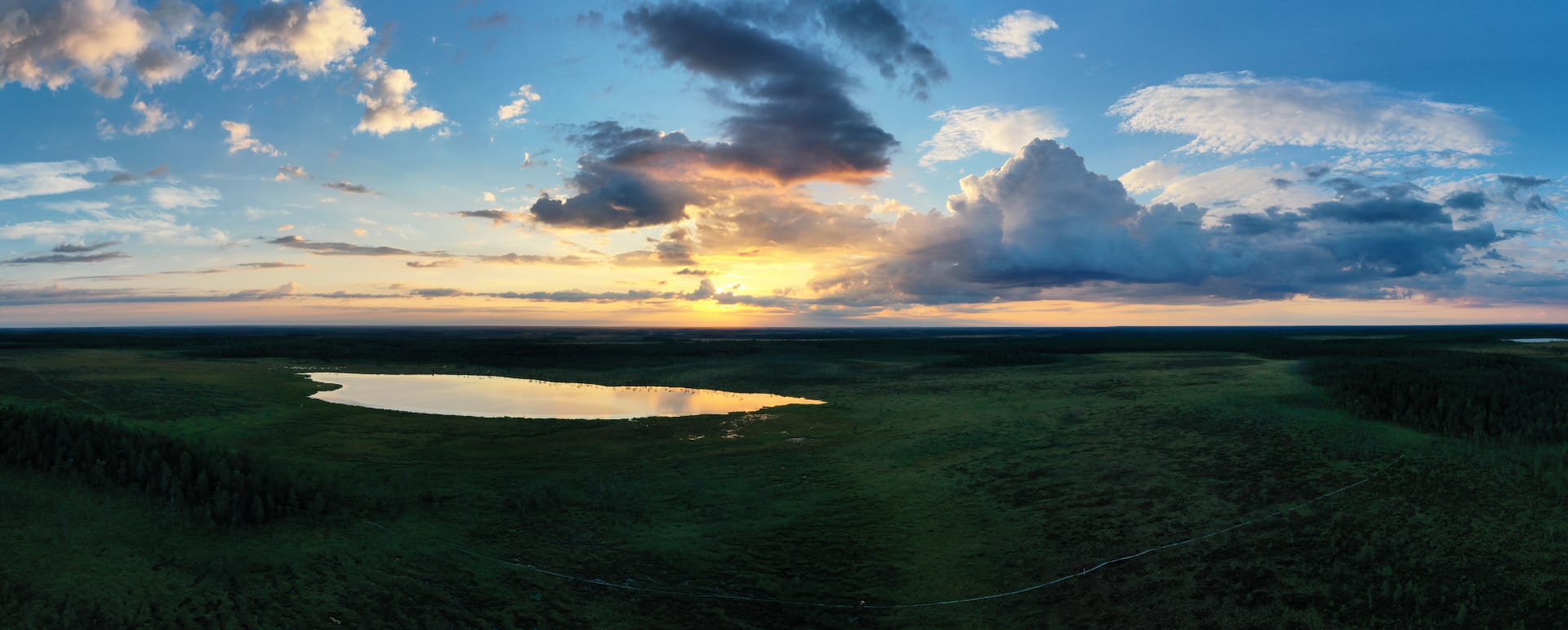 Auringonlasku suomaisemassa