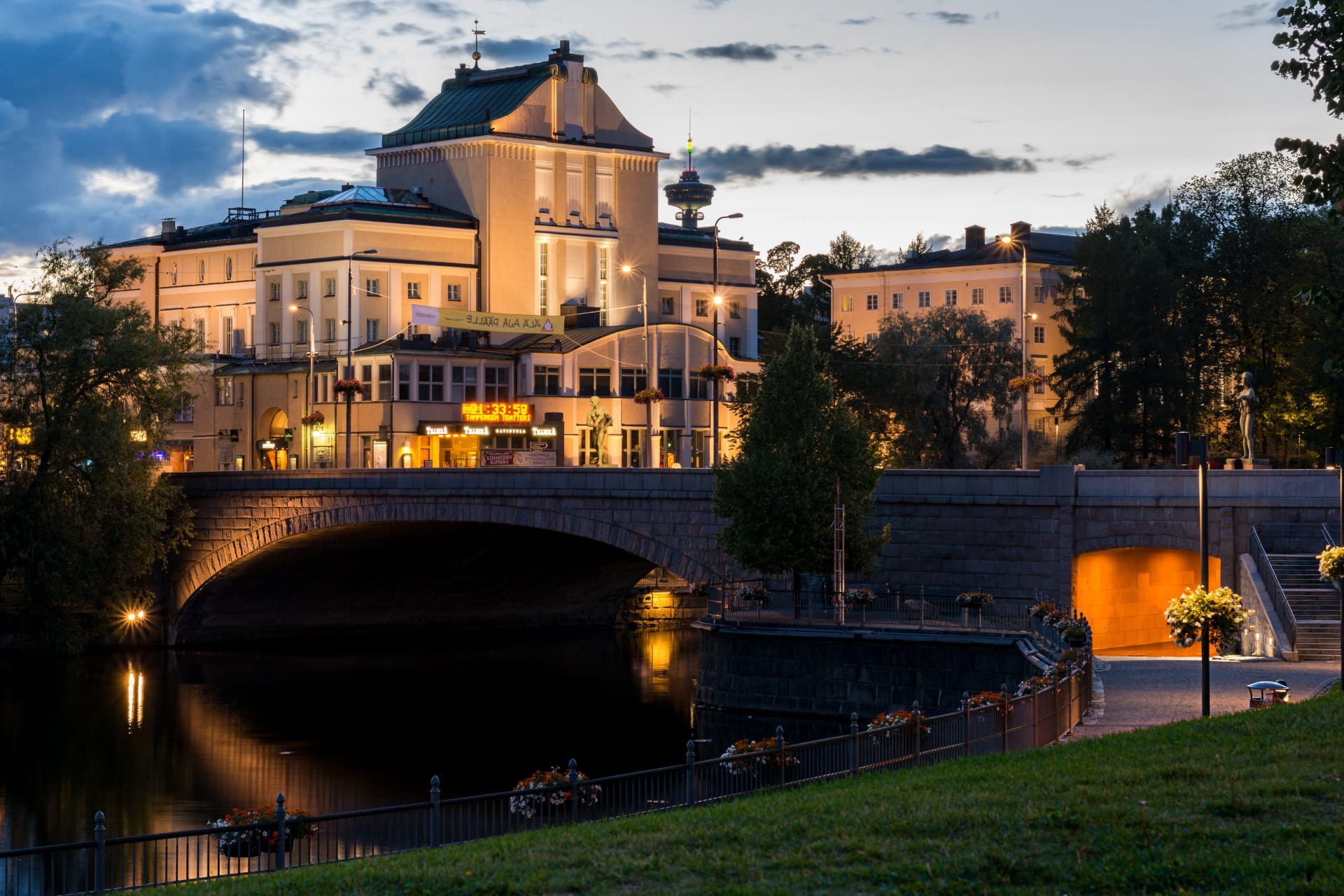 Hämeensilta bridge at night.