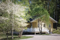 Matilda Villas -mökkikylä Mathildedalissa majoittaa laadukkaasti isommankin seurueen.