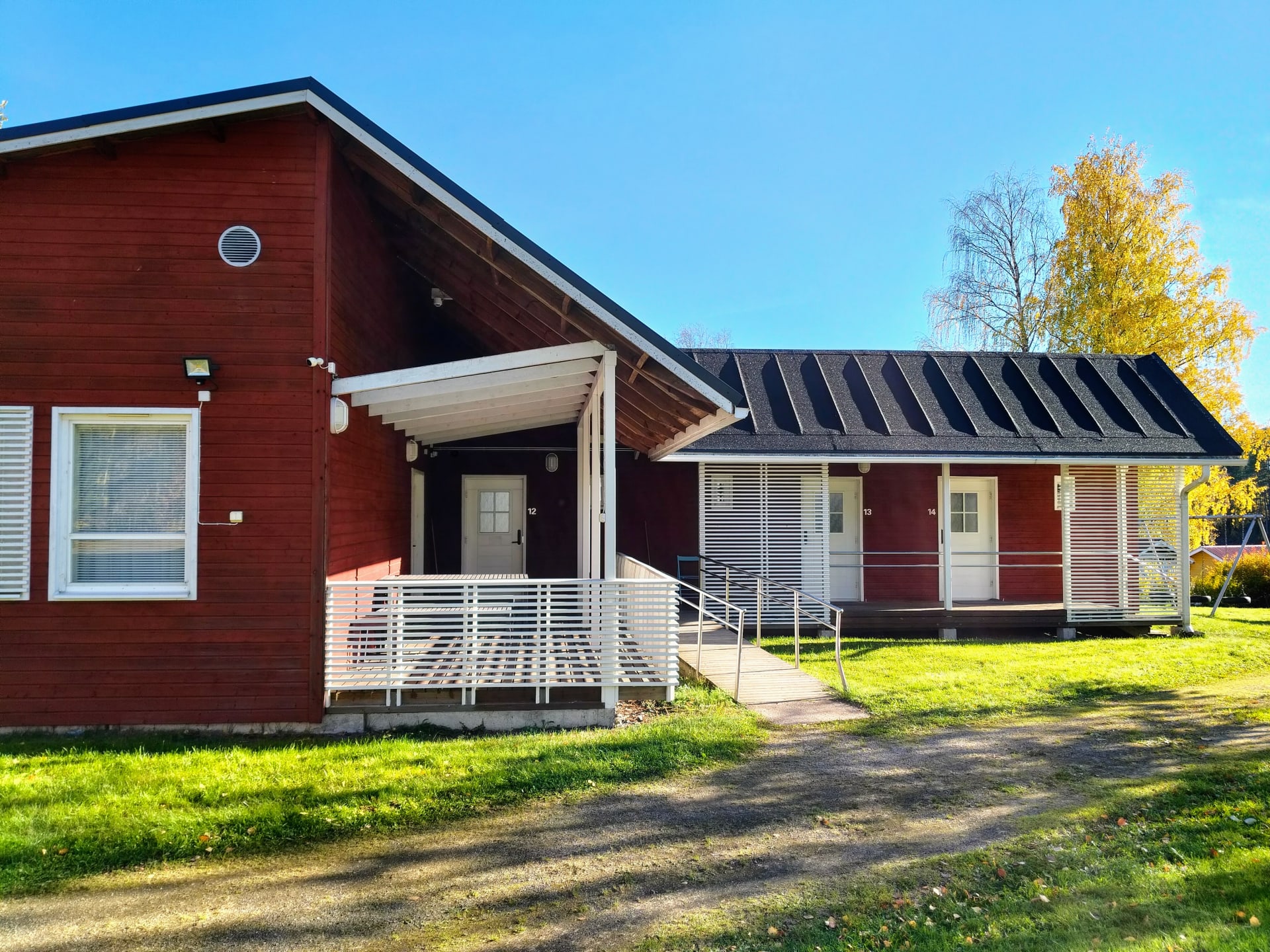 Toivola accommodation building in summer