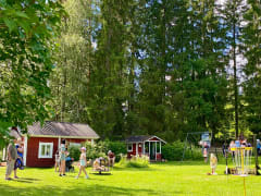 Matkailutilan viihtyisä pihapiiri tarjoaa lapsille paljon tekemistä ja iloa. A welcoming farmyard with plenty of activities and fun for children.