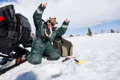 Iloinen pilkkijä sai harjuksen, keväinen sää