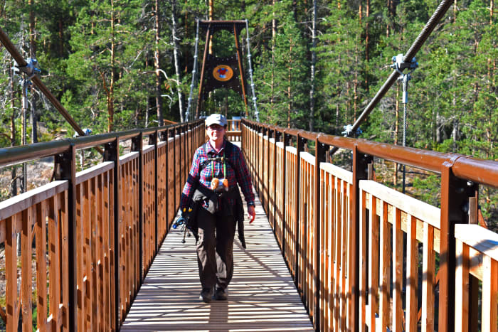 A Certied Guide on the suspension bridge of Repovesi National Park