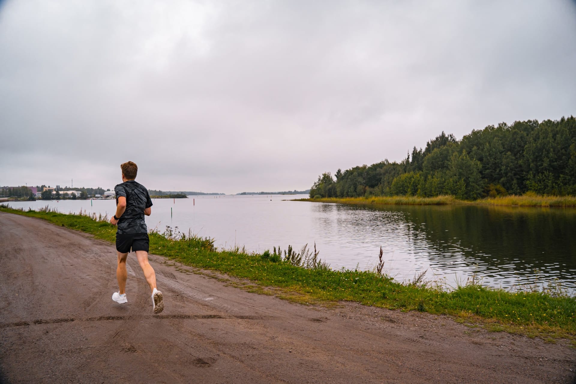 Juoksija syksyisen Pikkulahden rannalla Raahessa.