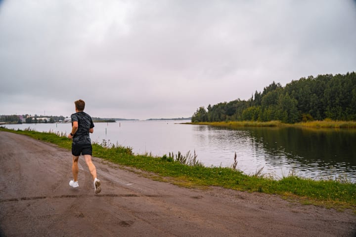 Juoksija syksyisen Pikkulahden rannalla Raahessa.