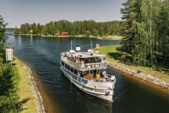 Aino-laiva saapumassa kanavaan Saimaalla. Aino ship entering the channel in Saimaa.