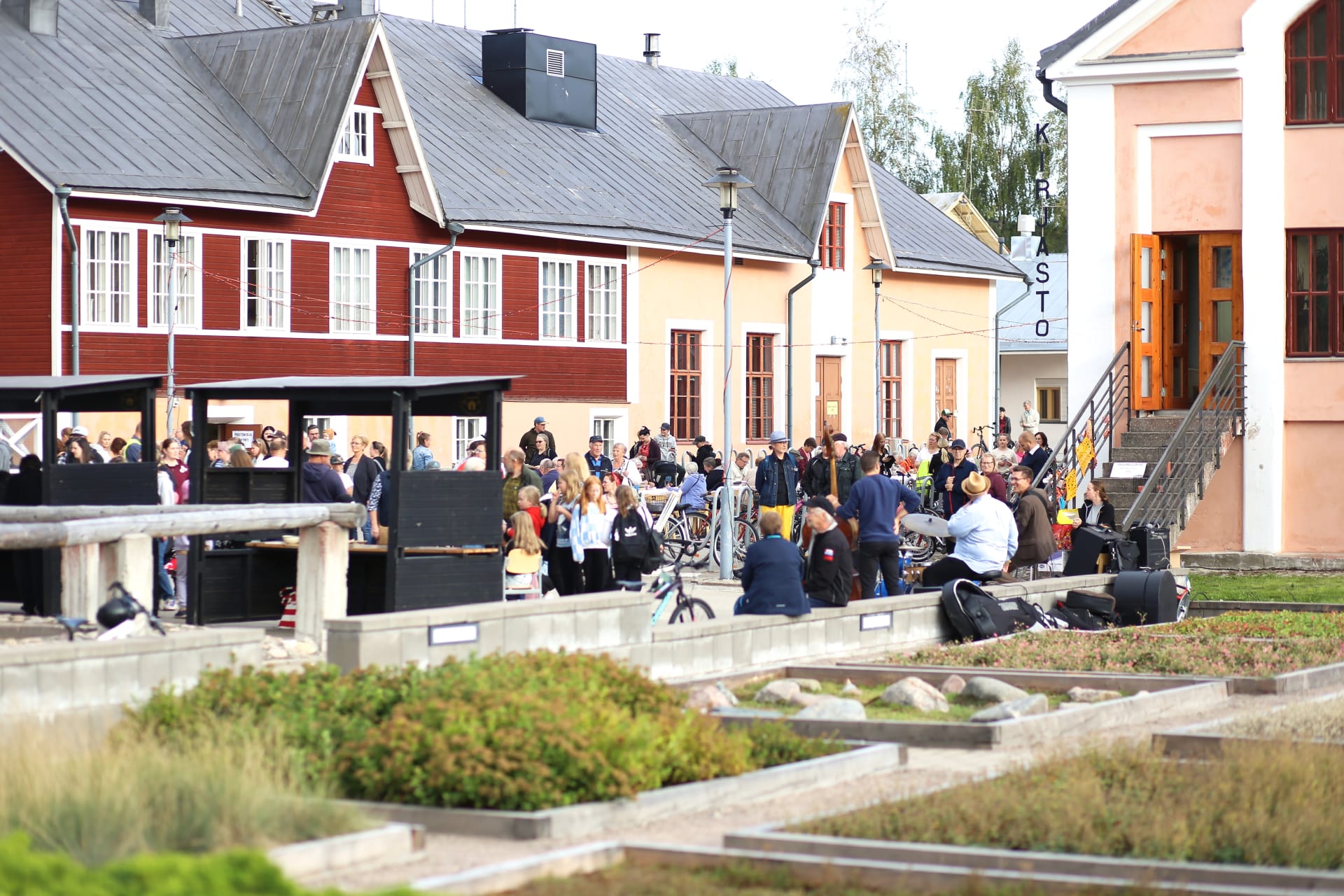 Tyrnävän Meijerikatu Taiteiden yön 2023 aikaan