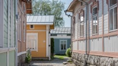 Vanhan Rauman pastellin sävyisiä puutaloja.