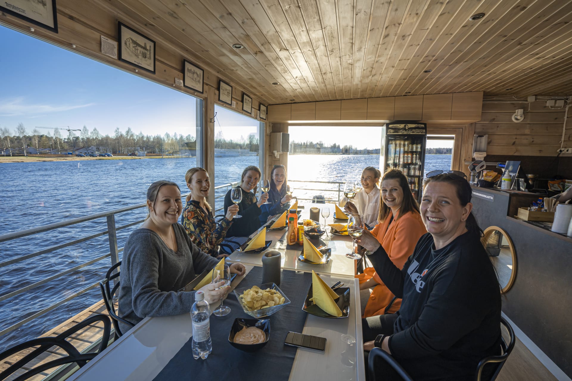 Ruokailu Koivurannan saunalautalla Oulussa.