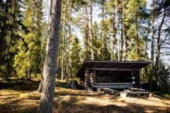 Tahlo Ventures -laavu Näsijärven rannalla