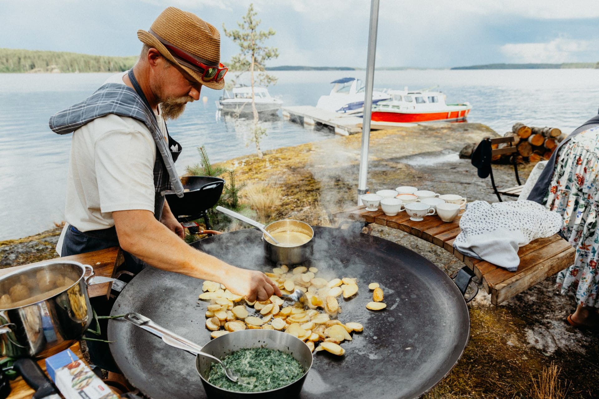Chef Ilkka Arvola cooking outside. Kokki Ilkka Arvola kokkaa ulkona.
