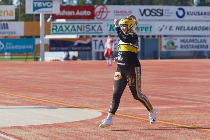 Pesäpalloilija tuulettaa juostessaan kolmospesälle.