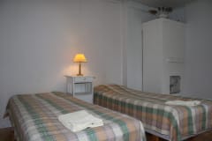 Standard twinroom with shared bathroom