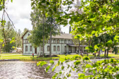 Taidekeskus Salmelan päärakennus järven rannalla. Art Center Salmela's main building on the shore of the lake.