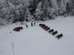 Moottorikelkkailijat kahvitauolla