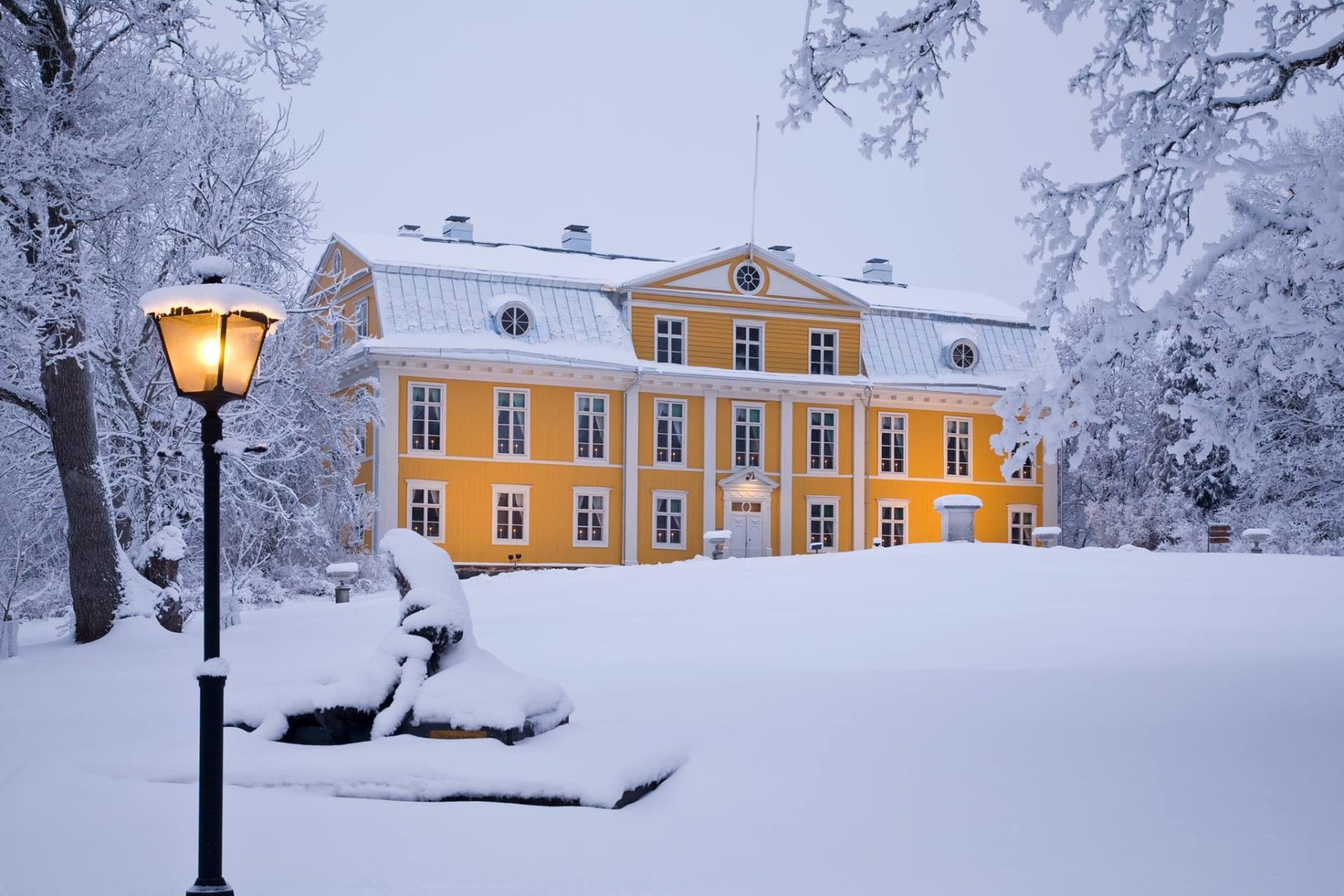 The main building of Mustio Manor - Mustion Linna - Svartå Slott in the winter