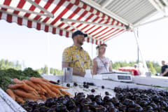 Torikauppiaat vihanneskojulla - ©