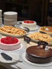 Ramin konditorian kakkuja ja pikkuleipiä.