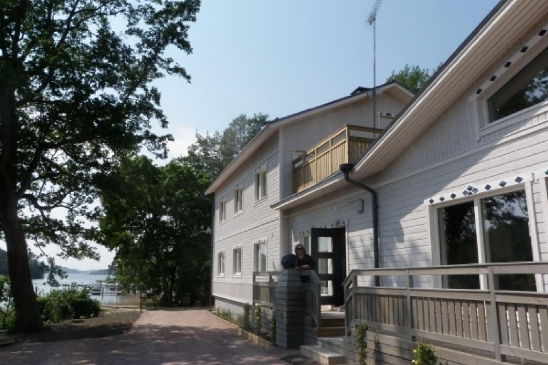 Hus och keramikverkstad vid havet.