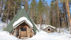 Sammalinen goahti in the winter.