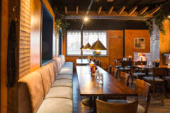 Pepper Kangasalan viihtyisä ruokasali pöytä ja sohva