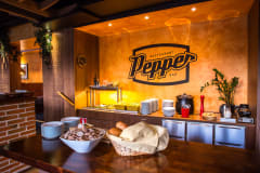 Pepper Kangasalan seinän logomaalaus ja salaattipöytä