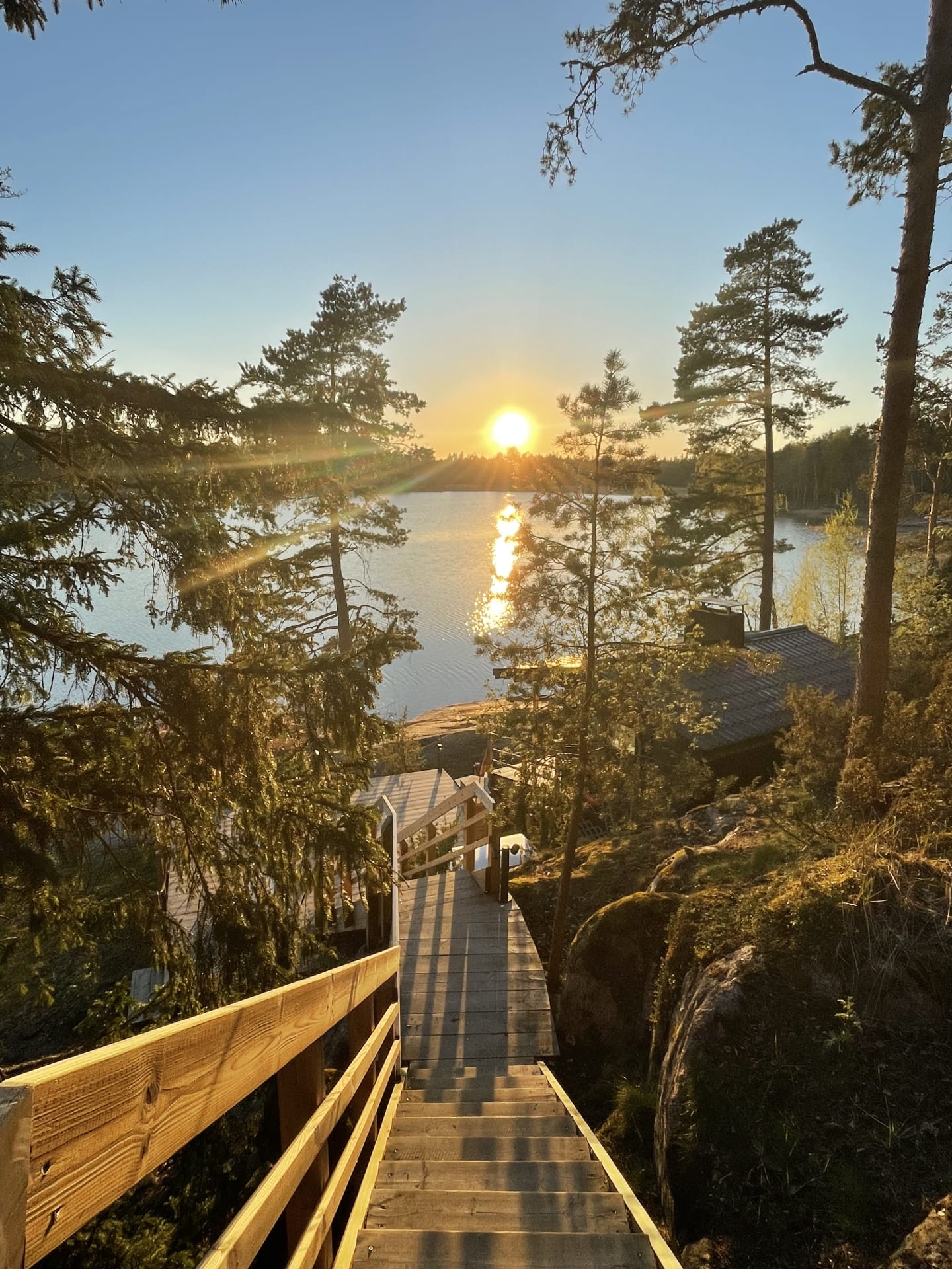 Näkymä ylhäältä kohti rantaa ja terassia Näkymä ylhäältä kohti rantaa ja terassia
