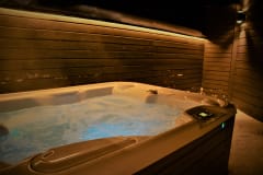 Heated Outdoor Jacuzzis under the Starry Sky