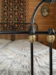 Old rugs and furniture belong to the interior of the Ylä-Tuuhonen Farm.