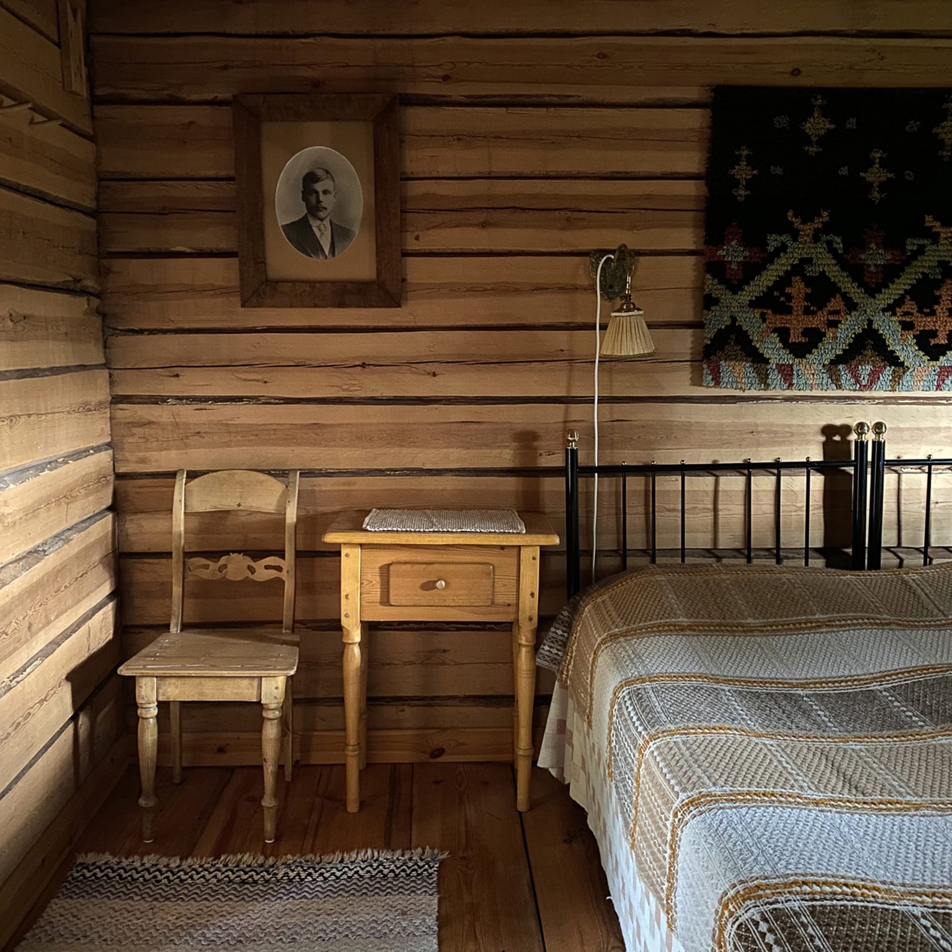 The storehouse cabins are decorated with old furniture and objects.