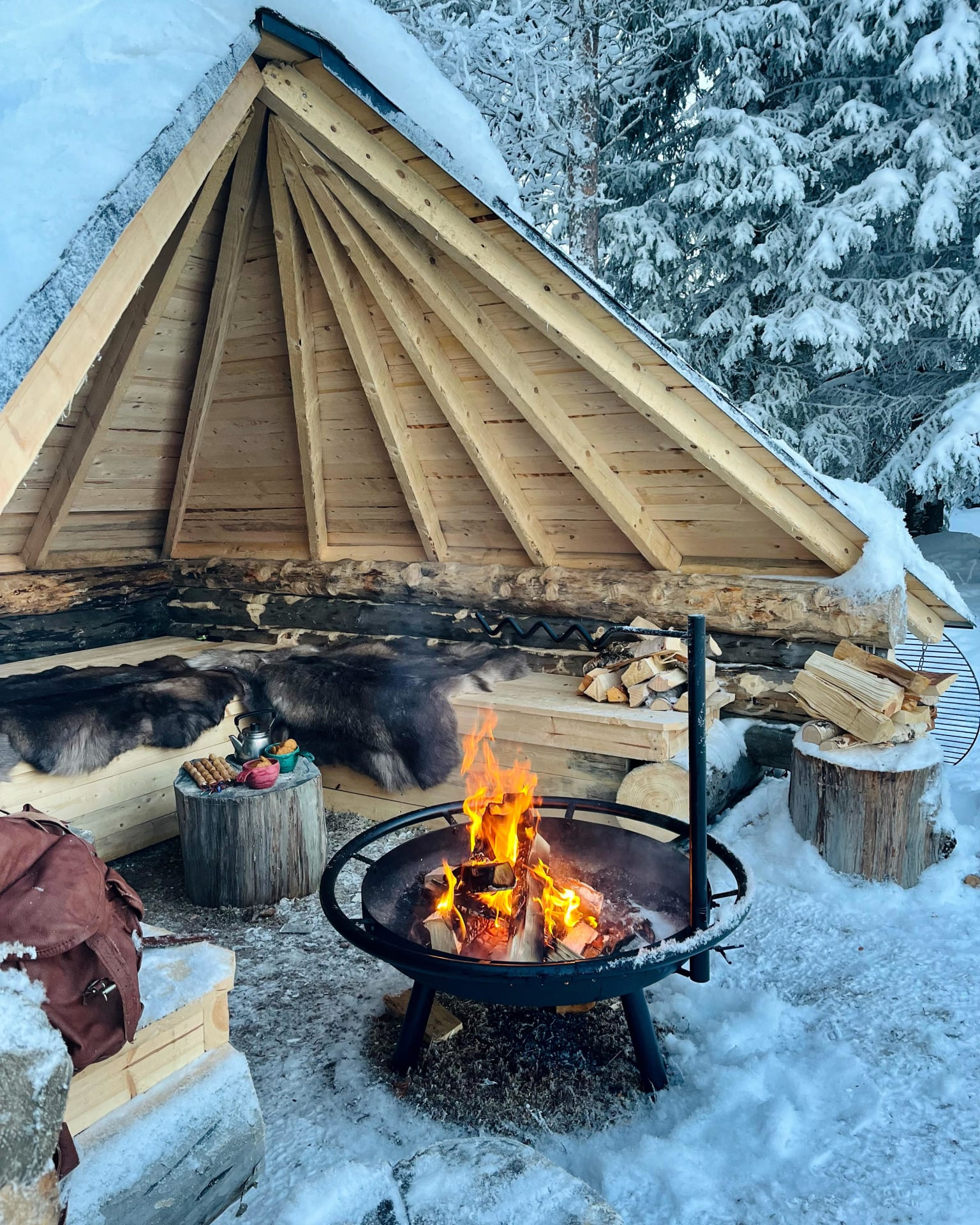 Lean to by the lake of Norvajärvi with an open fire place