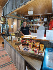 Koirasalmen luontotuvan kahvio Salamajärven kansallispuistossa