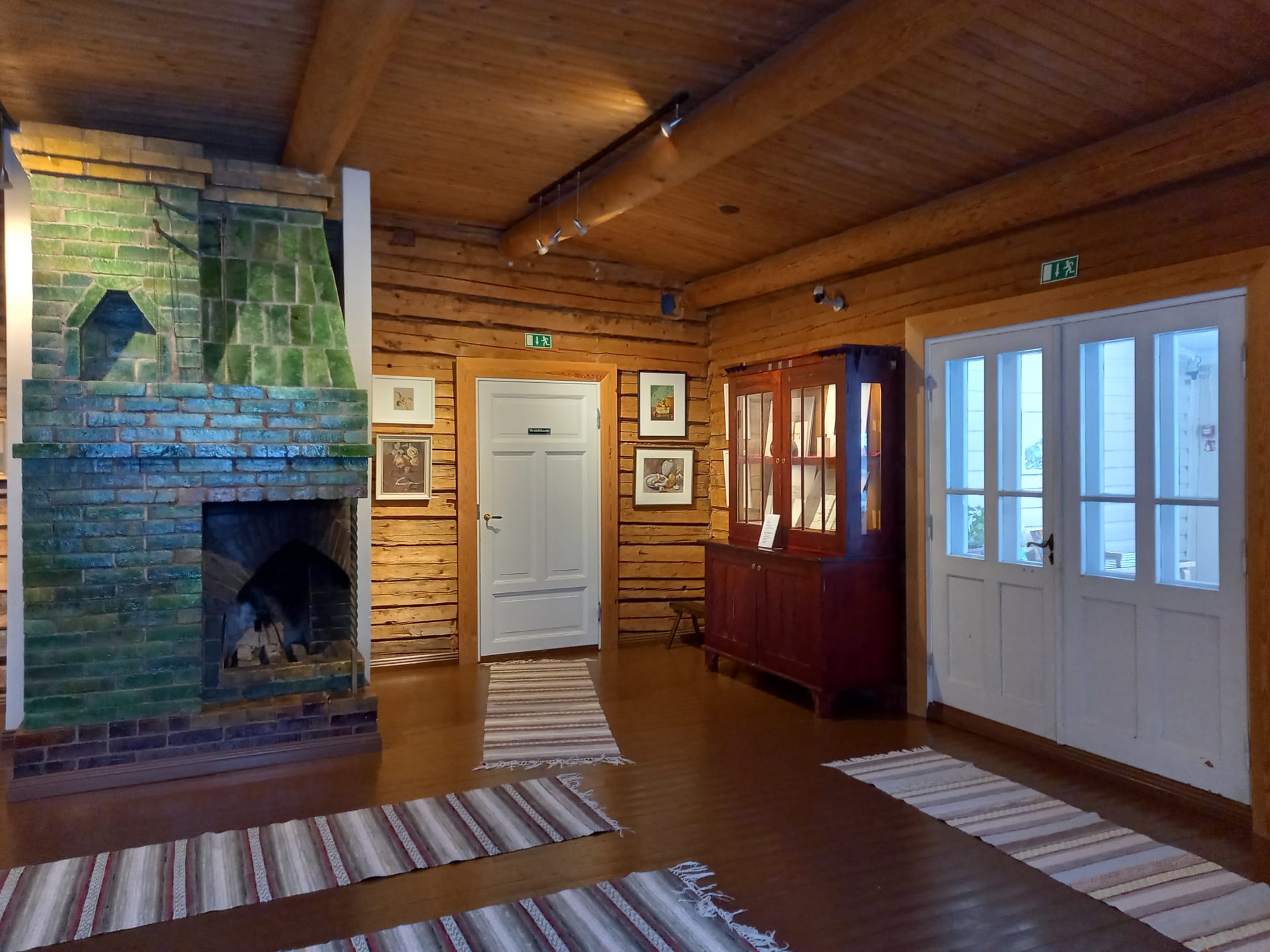 Green fireplace in the Artist Home Erkkola