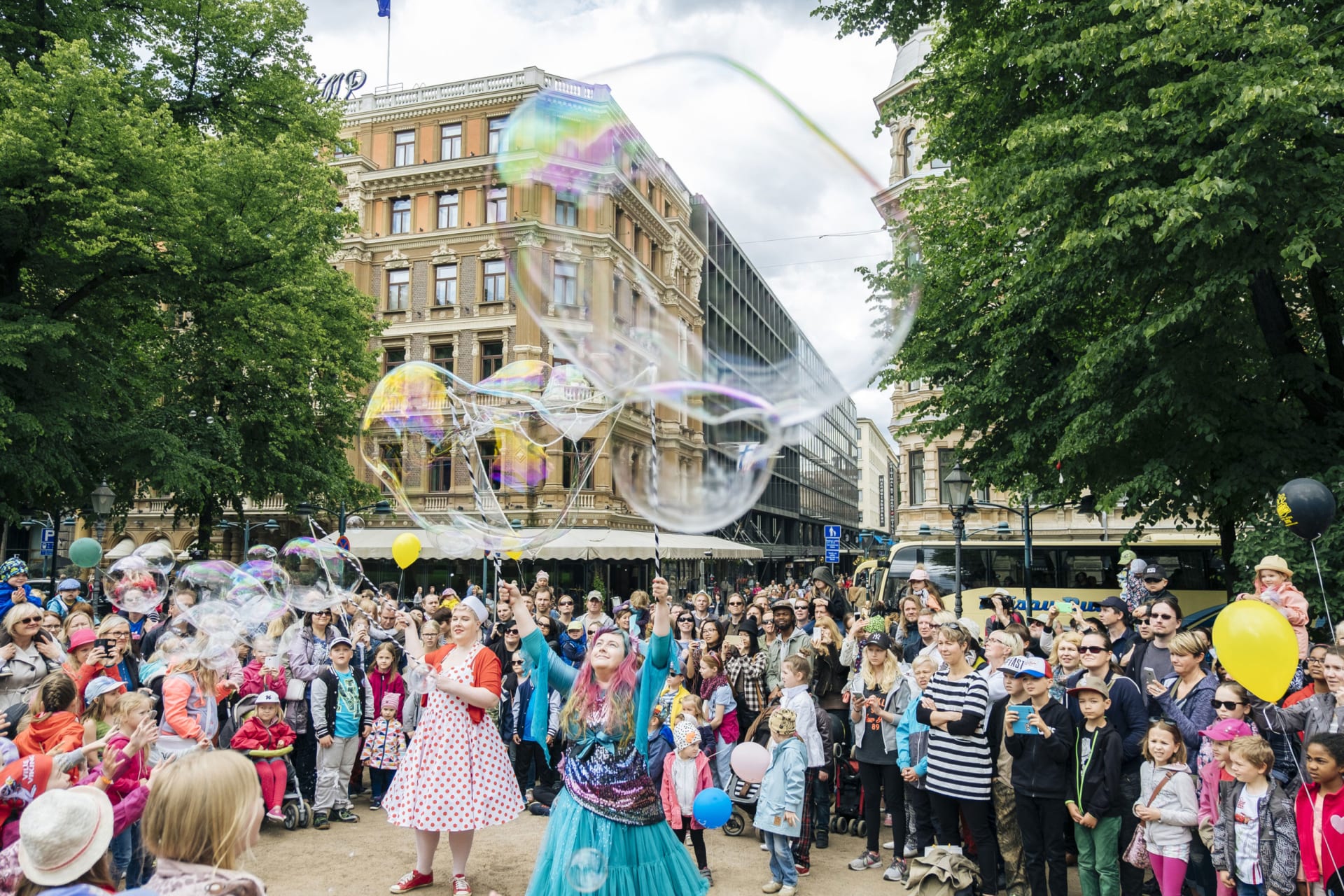 Helsinki Day bubbles in Esplanade Park